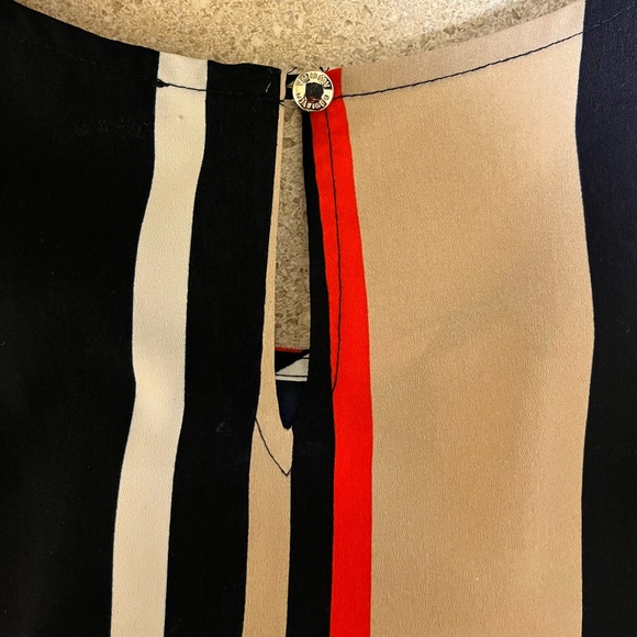 Tommy Hilfiger Stripe Pleated-Neck
Sleeveless Blouse Size Small - Picture 5 of 5